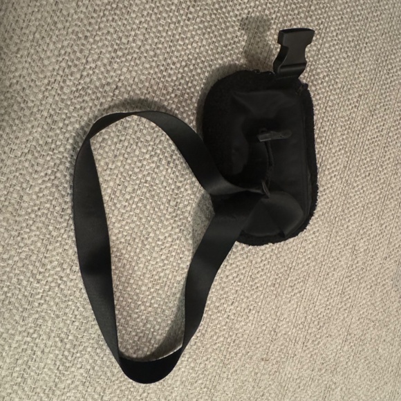 NWT Lolë Fleece Belt Bag Unisex - One Size 7.5 in X 5.25 in X 2 in Black - Picture 3 of 7